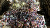 Masyarakat berbelanja di pasar Al Ataba di pusat kota Kairo, Mesir, untuk persiapan perayaan lebaran 2015 di tengah peningkatan kekerasan oleh kelompok militan. (Reuters/Mohamed Abd El Ghany)