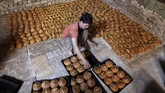 Produksi kue-kue dan roti di kota Mazar-i-Sharif, Afghanistan ditambah sebagai antisipasi permintaan yang tinggi dari masyarakat yang akan merayakan hari lebaran. (Reuters/Anil Usyan)
