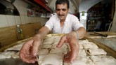 Kue pai goreng juga menjadi makanan khas hari raya Lebaran di Lebanon.(Reuters/Ali Hashisho)
