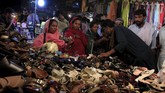Selain baju baru warga Rawalpindi, Pakistan, juga berbelanja sepatu baru yang akan digunakan pada saat hari Lebaran 2015. (Reuters/Faisal Mahmood)