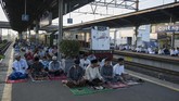 Warga melaksanakan Salat Idul Fitri 1436 H di peron, di Stasiun Cakung, Jakarta Timur, Jumat (17/7). (ANTARA FOTO/Paramayuda)