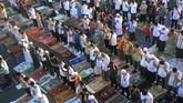 Ribuan umat muslim melaksanakan Salat Ied, di ruas jalan simpang Senen, Jakarta, Jumat (17/7). (ANTARA FOTO/Fanny Kusumawardhani)