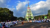 Sejumlah umat muslim melaksanakan Salat Id 1436 H bersama di Markas Korem 161/Wirasakti, di Kupang NTT. Panitia Hari Besar Islam Kupang menetapkan pelaksanaan Shalat Ied 1436 Hijriah di Kota Kupang dan sekitarnya akan digelar di tujuh titik lokasi. (ANTARA FOTO/Kornelis Kaha)