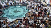 Umat Islam menunaikan salat Idul Fitri 1436 Hijriah berjamaah, di Masjid Nasional Al-Akbar, Surabaya, Jawa Timur, Jumat (17/7). (ANTARA FOTO/M Risyal Hidayat)