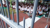 Narapidana dan tahanan melaksanakan Salat Idul Fitri 1436 H, di Lembaga Pemasyarakatan (Lapas) Kelas II B Jombang, Jawa Timur, Jumat (17/7). Sekitar 229 narapidana dan 117 tahanan di Lapas tersebut melaksanakan salat Id dan 119 orang napi mendapatkan remisi atau pengurangan masa tahanan. (ANTARA FOTO/Syaiful Arif)