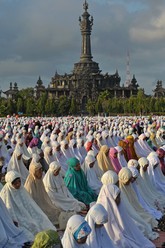 Sejumlah Umat Islam melaksanakan Salat Id di Lapangan Puputan Margarana, Denpasar, Jumat (17/7). Sedikitnya 20 lokasi di Denpasar dijadikan pusat Salat Idul Fitri 1436H yaitu di lapangan terbuka dan sejumlah Masjid. (ANTARA FOTO/Nyoman Budhiana)