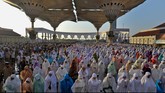 Umat muslim melaksanakan salat Idul Fitri di Masjid Agung Jawa Tengah, di Semarang, Jumat (17/7). (ANTARA FOTO/R Rekotomo)