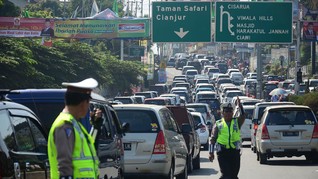 Ibu Hamil Lawan Arus One Way Puncak Karena Harus Melahirkan
