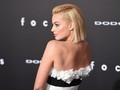 Margot Robbie dan Jai Courtney Jadi Superhero Jualan Limun