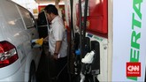 Pengendara mobil mengisi bahan bakar di Stasiun Pengisian Bahan Bakar Umum Abdul Muis, Jakarta.