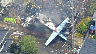 Pesawat Jatuh Menabrak Rumah di Jepang