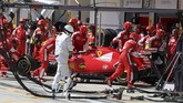 Pebalap Ferrari, Kimi Raikkonen, tidak beruntung. Setelah mengalami kerusakan mesin dan harus kembali ke pit, Raikkonen diputuskan tak bisa melanjutkan lomba. Mobilnya pun didorong masuk ke paddock.(REUTERS/Ronald Zak)