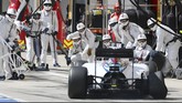 Pebalap Williams Valtteri Bottas pun mengalami rusak ban belakang sehingga harus kembali ke pit. Bottas tetap bisa melanjutkan lomba dan finish di urutan ke-14. (REUTERS/Ronald Zak)