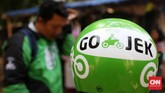 Selain jasa transportasi, Gojek juga menyediakan layanan kurir instan (Instant Courier), pembelian makanan (Go-food), dan layanan belanja (Shopping). Gojek mengambil langkah promosi dengan memberi subsidi ke pengojek dan potongan besar harga kepada konsumen. (CNN Indonesia/Safir Makki)