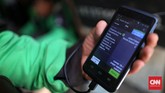Para pengojek mengandalkan aplikasi Gojek Driver yang berbeda dengan aplikasi Gojek untuk konsumen. Aplikasi Gojek Driver terhubung dengan nomor ponsel pengojek yang juga menjadi rekening berbasis nomor ponsel untuk menarik tunai uang di bank. (CNN Indonesia/Safir Makki)