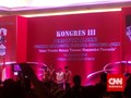 Soekarwo Beri Minum Jokowi di Panggung Kongres III PA GMNI