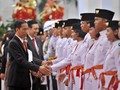 Jokowi Belum Berhenti Salami Warga Jelang Penurunan Bendera