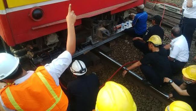 Penumpukan Penumpang KRL Terjadi di Stasiun Pasar Minggu