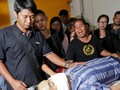 Kesedihan Selimuti Keluarga Korban Pengeboman di Bangkok