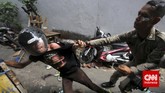 Satpol PP berusaha mengamankan warga yang bertindak anarkis saat penggusuran rumah warga di bantaran Kali Ciliwung, Kampung Pulo, Jakarta, Kamis, 20 Agustus 2015. (CNN Indonesia/Adhi Wicaksono)
