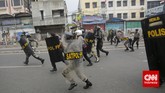 Satpol PP bersama Polisi mengejar warga yang bertindak anarkis saat penggusuran rumah warga di bantaran Kali Ciliwung, Kampung Pulo, Jakarta, Kamis, 20 Agustus 2015. (CNN Indonesia/Adhi Wicaksono)