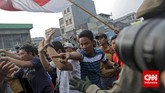 Warga terlibat adu mulut dengan Polisi Pamong Praja yang akan melaksanakan penggusuran kawasan Kampung Pulo, Jakarta terkait batas akhir warga, yang jatuh pada Kamis, 20 Agustus 2015.(CNN Indonesia/Adhi Wicaksono)