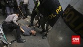 Seroang warga terluka saat pecah insiden bentrok merespon aksi penggusuran rumah warga di bantaran Kali Ciliwung, Kampung Pulo, Jakarta, Kamis, 20 Agustus 2015. (CNN Indonesia/Adhi Wicaksono)