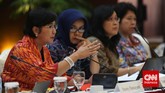 Tim Pansel KPK, Destry Damayanti saat mewawancarai Agus Rahardjo, S.T., MSc. di Kementerian Sekretariat Negara, Jakarta, Senin, 24 Agustus 2015. Sebanyak 19 calon pimpinan KPK menjalani tahapan wawancara selama tiga hari dan bersifat terbuka. (CNN Indonesia/Safir Makki)
