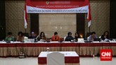 Sembilan Tim Pansel KPK menunggu kehadiran calon pimpinan KPK saat wawancara tahap akhir calon pimpinan KPK di Kementerian Sekretariat Negara, Jakarta, Senin, 24 Agustus 2015. Sebanyak 19 calon pimpinan KPK menjalani tahapan wawancara selama tiga hari dan bersifat terbuka. (CNN Indonesia/Safir Makki)