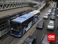 Bus TransJakarta Terguling di depan UKI