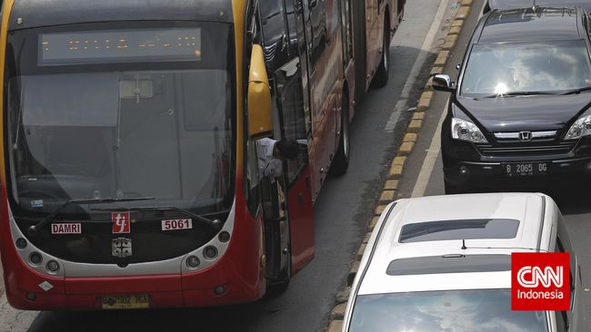 Dishub DKI Pastikan Bus Zhong Tong Layak Beroperasi | Sirang Siram