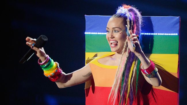 Mengenal Panseksual, Identitas Gender Miley Cyrus yang Samar