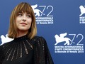 Dakota Johnson Bantah Gosip Hamil Anak Chris Martin