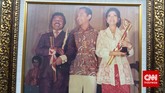 Pada 1974, Gubernur DKI Jakarta Ali Sadikin menganugerahkan penghargaan kepada Benyamin atas jasanya memajukan seni budaya Betawi lewat sejumlah karya. Setahun kemudian, pada 1975, Benyamin malah tersandung kasus gara-gara lagu Jande Tue.