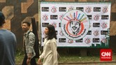 Acara mengenang 20 tahun kepergian Benyamin di Jagakarsa, Jakarta Selatan, kemarin (5/9), juga didukung sebuah yayasan yang menaungi nama sang legenda. Logonya lucu, wajah Benyamin tersenyum lebar dengan hiasan kembang kelapa di kepalanya.
