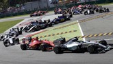 Terlepas dari urusan kontrak, Lewis Hamilton yang memegang pole position langsung melaju tak terbendung sejak tikungan pertama. Ia kemudian menjadi juara dengan keunggulan 24 detik atas Sebastian Vettel di tempat kedua. (REUTERS/Max Rossi)