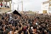 Peserta festival pun tak keberatan untuk bermain-main dengan cat hitam di seluruh tubuhnya. Cat ini membuat tubuh mereka menjadi kotor dan menghitam. (REUTERS/Marcelo del Pozo)