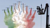 Sebelum para pengemudi Jet Darat memacu kendaraan mereka di GP Italia pada Minggu (6/9), pilot akrobatik menyajikan suguhan menarik di langit kota Monza. (REUTERS/Giampiero Sposito)