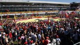 Tifosi Ferrari yang dikenal fanatis seperti suporter sepak bola membentangkan bendera raksasa Si Kuda Jingkrak. (REUTERS/Giampiero Sposito)