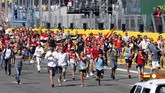 Sementara Hamilton dan Mercedes mengurusi insiden ban, para penonton berhamburan keluar dari tribun untuk menuju tempat podium. (REUTERS/Giampiero Sposito)