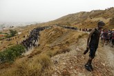 Air kotor yang ada di tubuh peserta festival ini melambangkan kegagalan yang dialami oleh penyusup yang ingin mengambil patung. (REUTERS/Marcelo del Pozo)