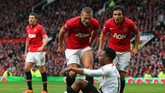 Pada paruh kedua Liga Inggris musim 2013/14, Manchester United kesulitan menghadapi Liverpool di Old Trafford, 16 Maret 2014. Dua bek MU, Nemanja Vidic dan Rafael, memarahi penyerang Liverpool Daniel Sturridge yang terjatuh di daerah pertahanan tuan rumah. (Getty Images/Alex Livesey)