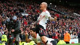 Luis Suarez (bawah) yang merupakan penyerang tersubur Liverpool setelah Fernando Torres merayakan gol yang ia cetak ke gawang Manchester United di Old Trafford, 16 Maret. Setelah menjalani duet sukses bersama Daniel Sturridge pada musim 2013/14, Suarez memilih pergi ke Barcelona musim selanjutnya. (Getty Images/Alex Livesey)