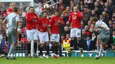 Musim 2008/09 adalah salah satu musim termanis Liverpool atas Manchester United. Pasalnya pada musim itu The Reds tak pernah kalah dari MU di liga. Setelah menang 2-1 pada paruh pertama di Anfield, Liverpool pesta gol 4-1 saat tandang ke Old Trafford pada paruh kedua, 14 Maret 2009. (Getty Images/Laurence Griffiths)