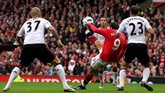Saling mengejar gol terjadi di Old Trafford saat Manchester United menjamu Liverpool pada paruh pertama musim 2010/11, 19 September 2010. MU memenangi laga itu dengan skor 3-2. Publik Old Trafford pun berterima kasih pada Dimitar Berbatov (9) yang mencetak hat-trick.(Getty Images/Alex Livesey)
