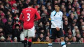 Luis Suarez (kanan) dan Patrick Evra (kiri) juga memanaskan persaingan Liverpool dan Manchester United. Usai menjalani skorsing 8 partai karena melontarkan ucapan rasial terhadap Evra, Suarez menolak berjabat tangan dengan bek asal Perancis itu di Old Trafford, 11 Februari 2012. (Getty Images/Shaun Botterill)