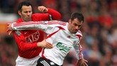Ryan Giggs (kiri) dan Jamie Carragher (kanan) adalah dua pemain yang sama-sama setia terhadap klub mereka, Manchester United dan Liverpool, hingga menggantung sepatu. Giggs saat ini memilih mengabdi sebagai asisten manajer, sementara Carra memilih jadi analis sepak bola. (Getty Images/Richard Heathcote)
