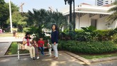 Taman Kompleks Balai Kota, tepatnya di depan Gedung Blok G, Pemprov DKI, dilengkapi 10 kursi taman. Pengunjung bisa duduk santai sambil menikmati angin semilir dan berbincang bersama kawan atau keluarga.