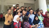 Pengunjung berkesempatan berfoto bersama Ahok di Balai Kota. Destinasi wisata baru ini terbuka untuk umum dan tidak dipungut biaya. Buka mulai pukul 10.00-17.00 WIB. Area luar pukul 10.00-20.00 WIB.