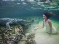 Model Pemberani Melakukan Pemotretan Berbahaya dengan Buaya